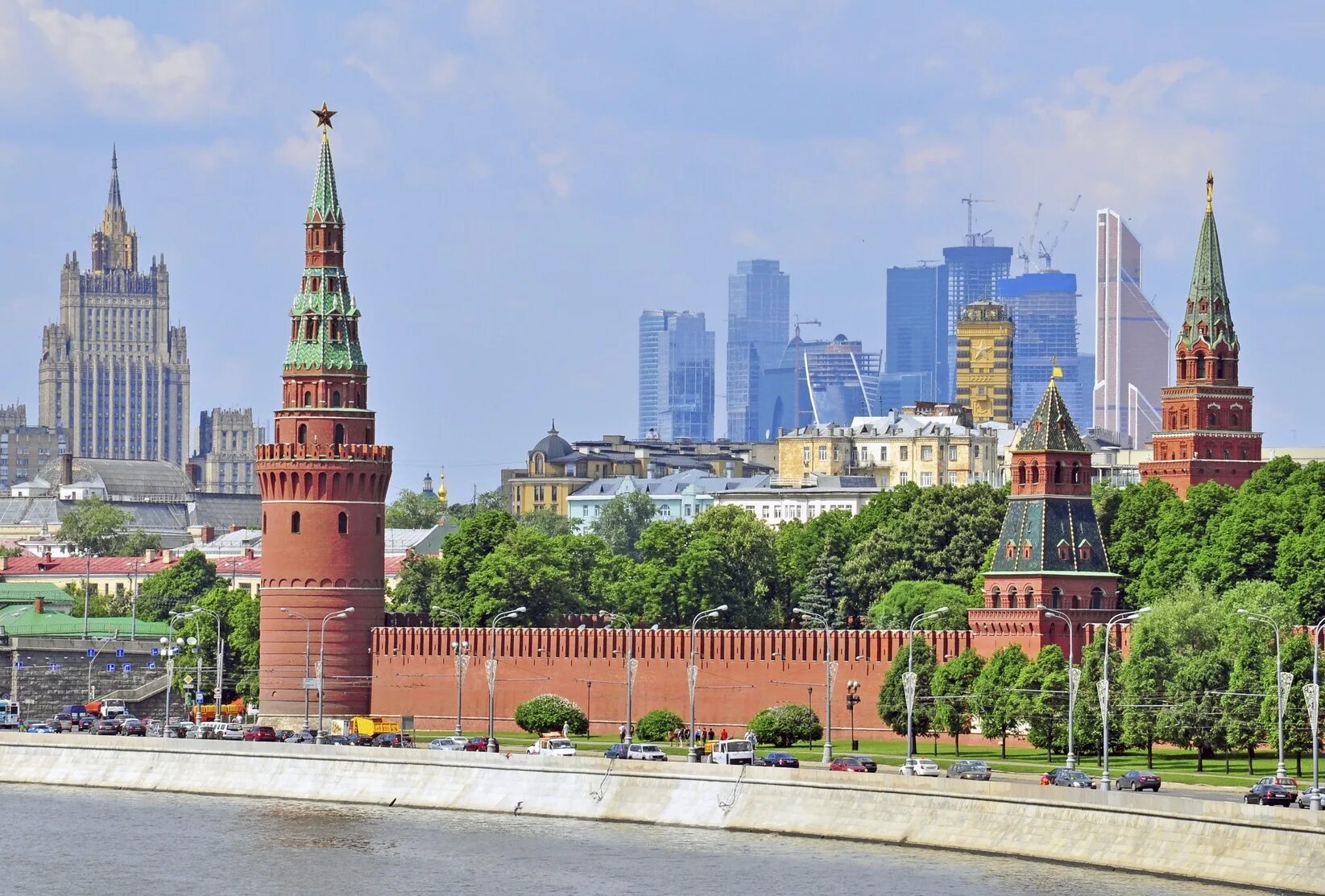 Именно на этом и построены. Москва Кремль и Москоу Сити. Московский Кремль Moscow Kremlin. Московский Кремль и красная площадь панорама. Красная площадь Москоу Сити\.