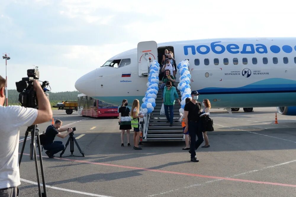 Авиарейсы из мурманска. Мурманск столица Арктики ливрея. Мурманск столица Арктики аэропорт. Победа Мурманск столица Арктики. Авиакомпания победа Мурманск столица Арктики.