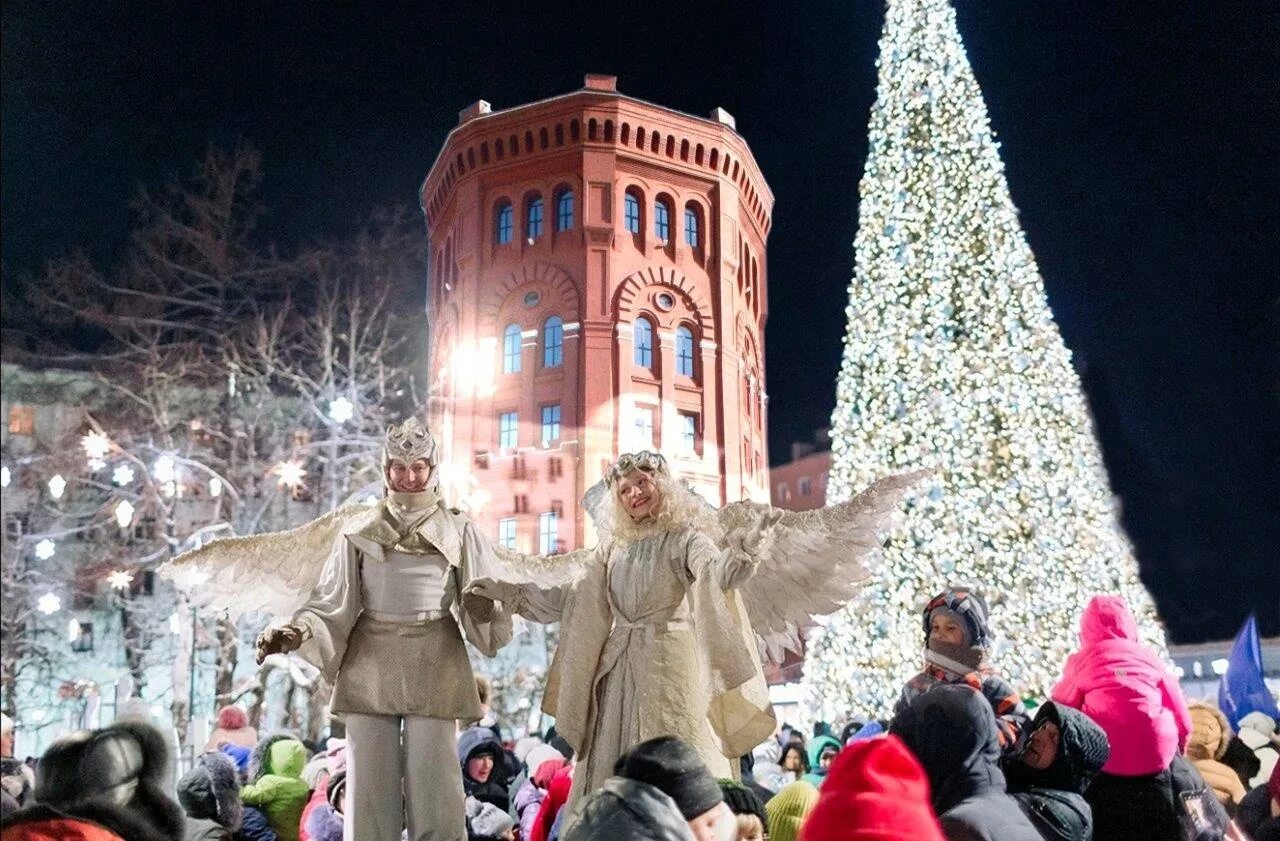 25 декабря 7 января. Новогодняя елка на улице в СПБ. Русский новый год. Новогоднее представление для детей 7 6 января. Новогодние представления на площади СПБ.