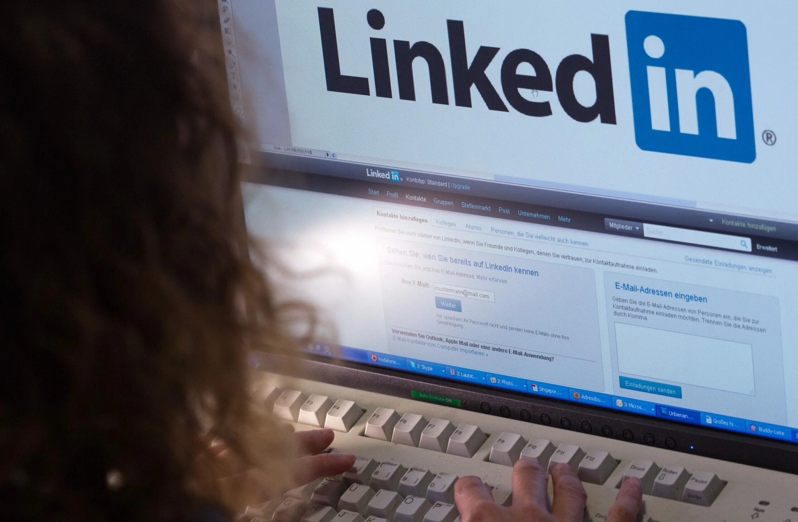 Linkedin email. Линкедин. linkedin социальная сеть. картинки для linkedin. картинка для линкедин.