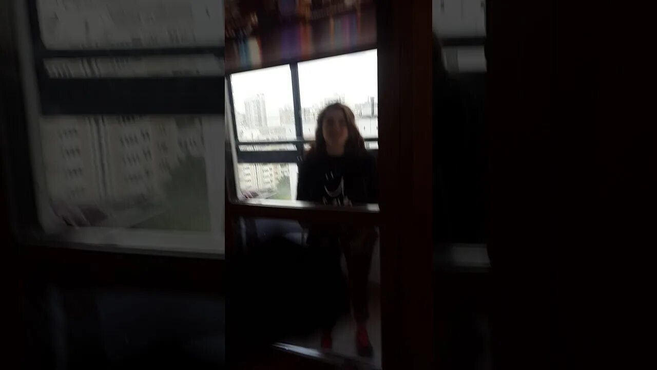 Сестра остал коллекция вещей. Сестра осталась одна дома. Парень с девушкой в зеркале. В одной кровати с сестрой. Сестру в родительской кровати.