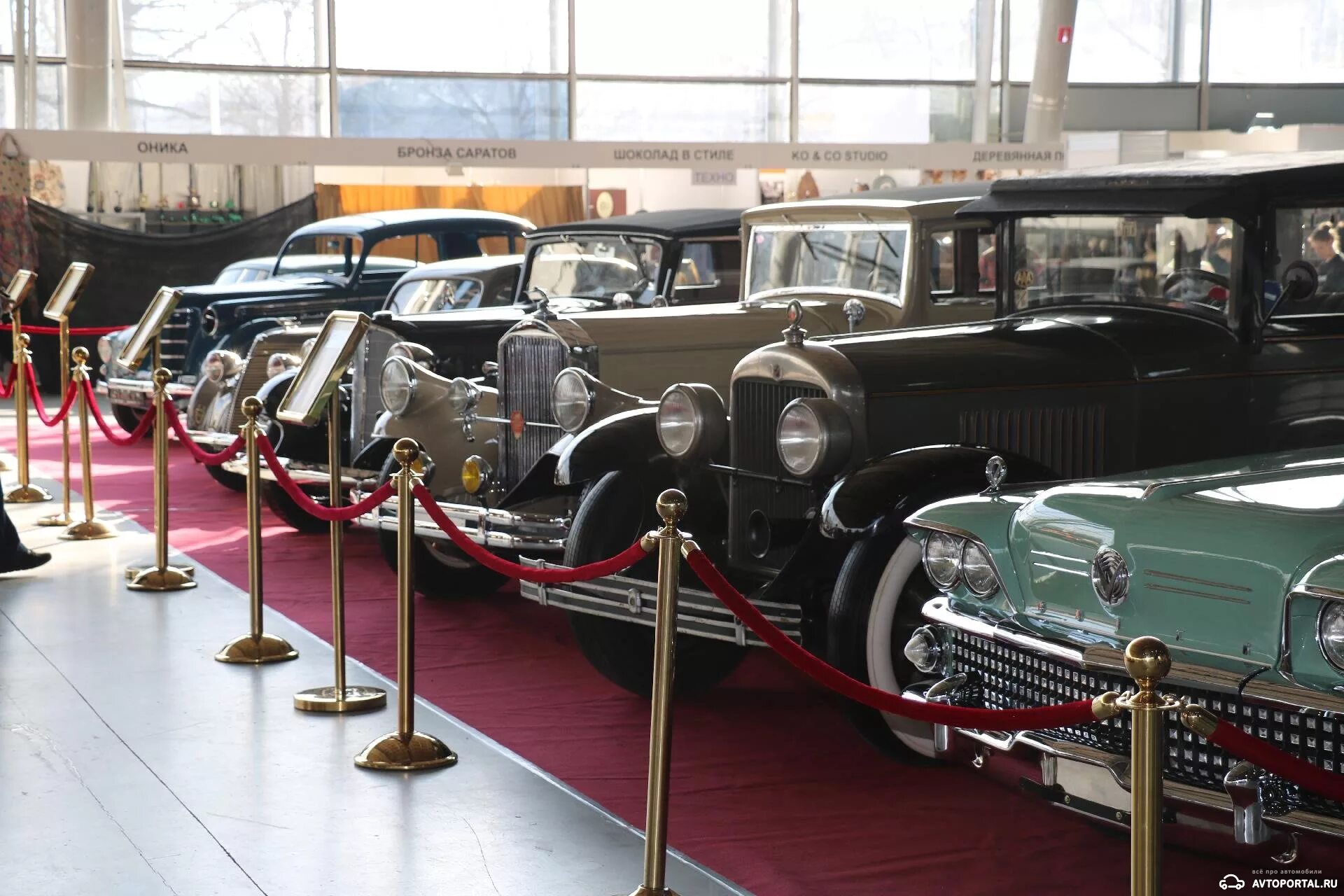 Выставка ретро машин. Выставка ретро автомобилей. Выставка раритетных автомобилей. Ретро авто выставка. Музей старинных автомобилей.