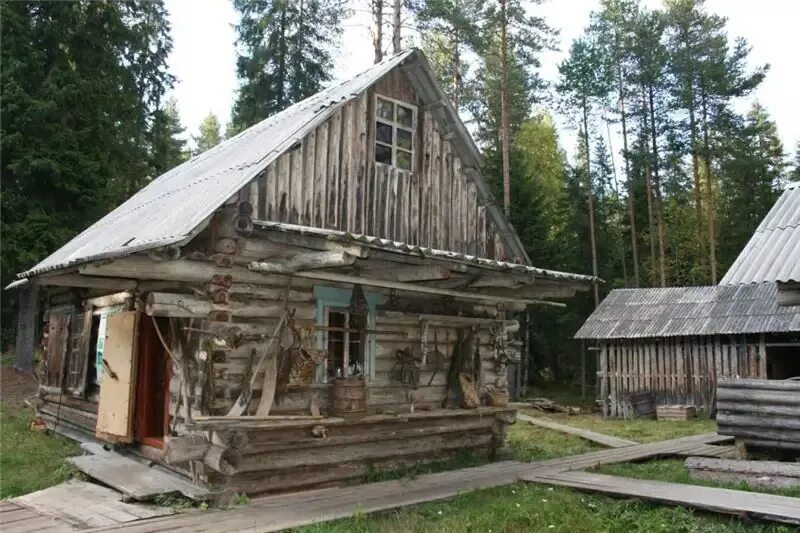 Заимка тайга избушка сибирь. Охотничьи заимки в тайге. Заимка агафьи лыковой. Заимка на урале. Лесная заимка московская область.