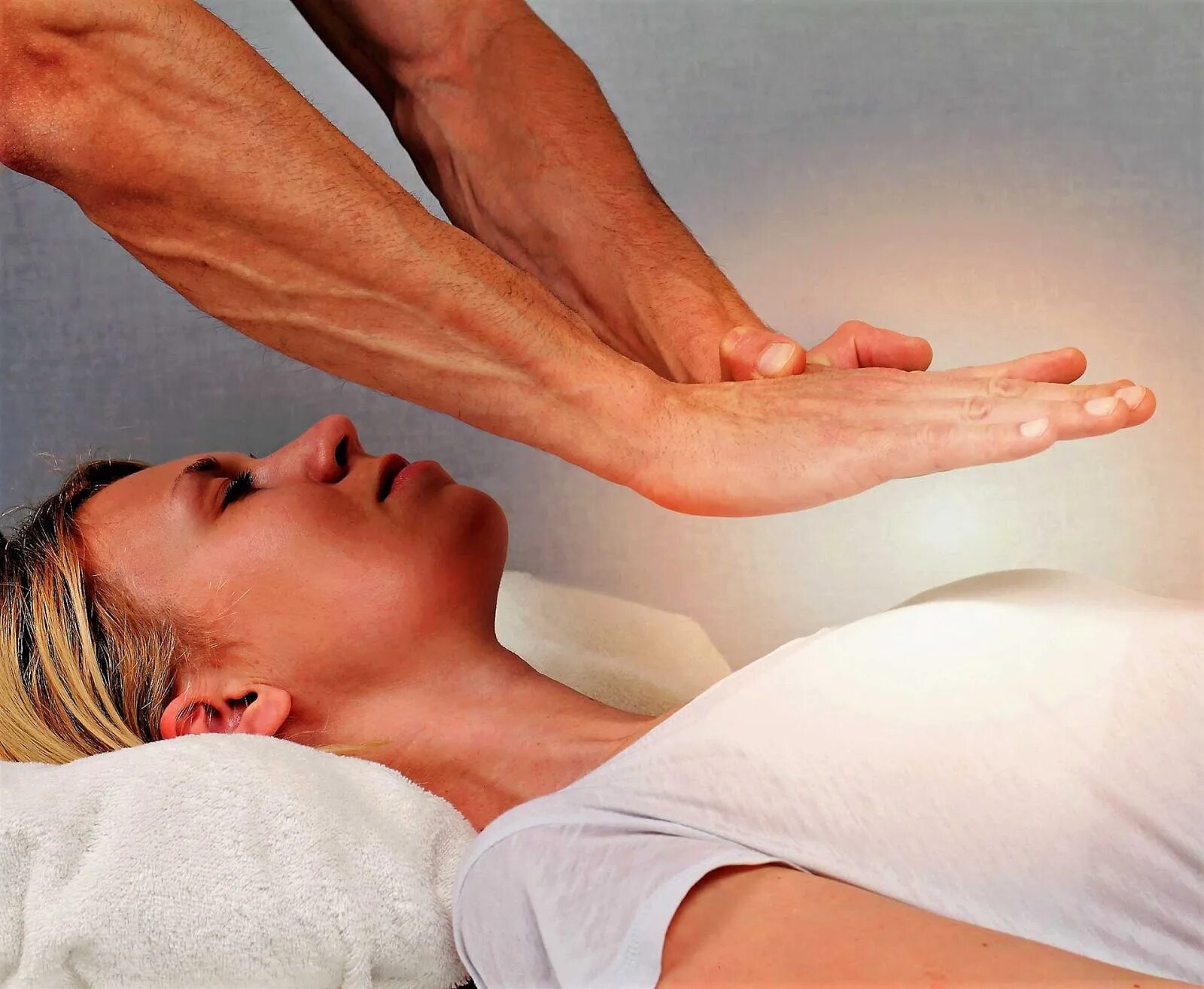 Massage how. Энергетическая терапия. Сеанс рейки. Энергетический массаж рейки. Массаж целительство.