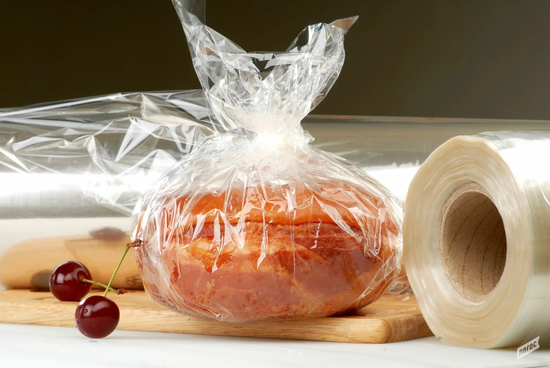 Целлюлоза используется в пищевой промышленности как добавка. Плёнка для упаковки продуктов. Упаковка в пищевую пленку. Упаковка продуктов пищевой пленкой. Съедобная пищевая пленка.