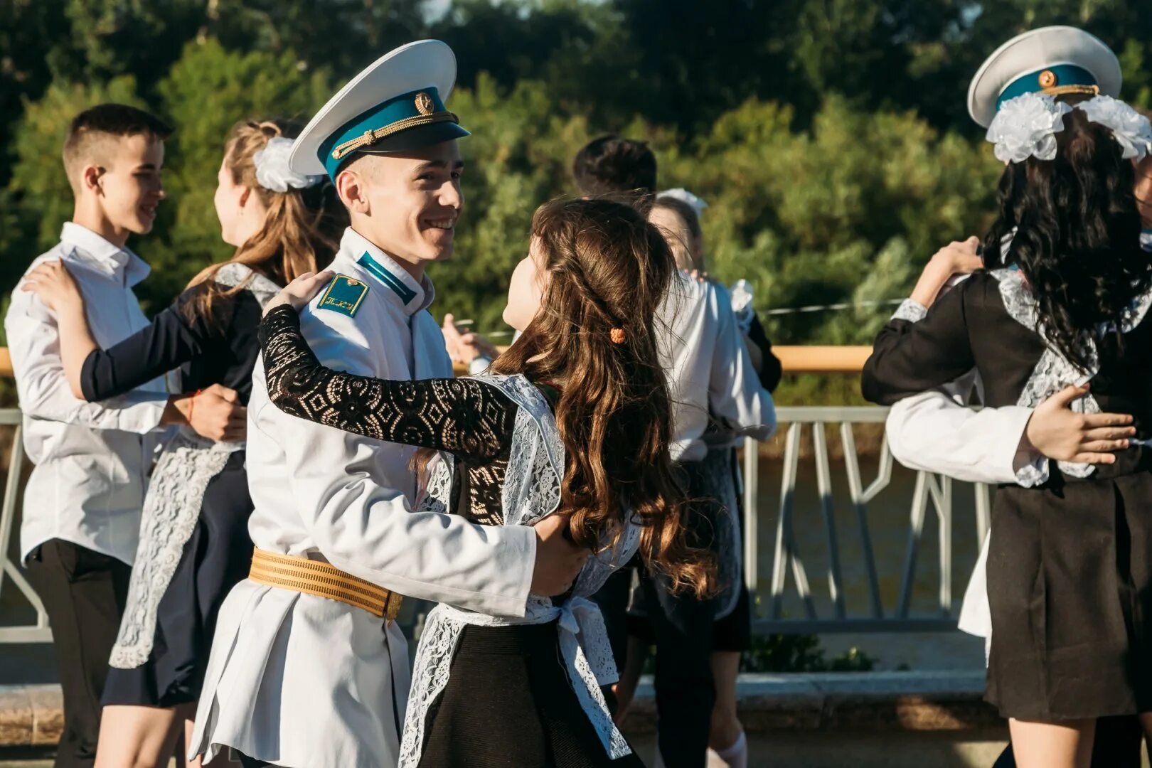 Вальс на выпускной слушать. Вальс на набережной Тюмень. Вальс на набережной Тюмень 2022. Вальс выпускников на набережной Тюмень. Выпускники танцуют.