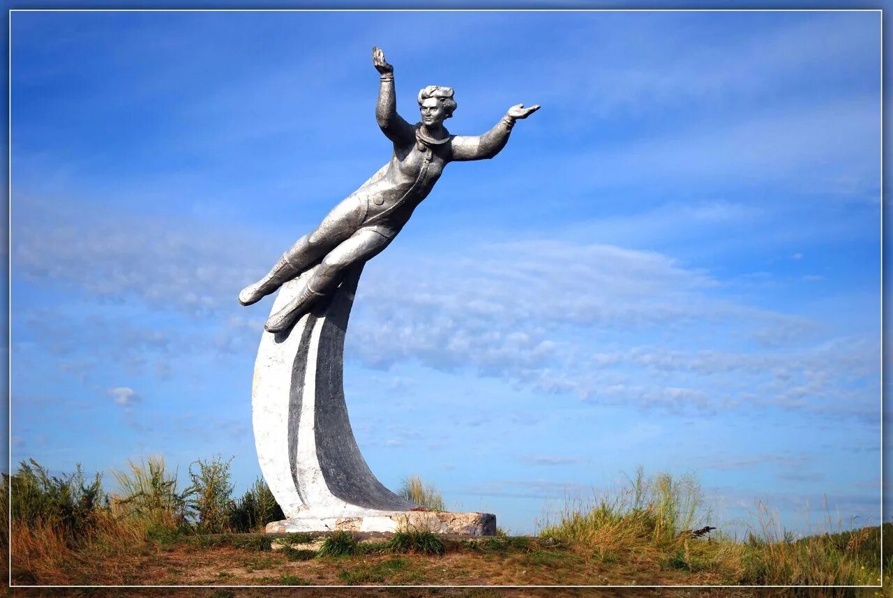 Памятник первому полету в космос. Памятник Валентине Терешковой в Алтайском крае. Памятник Валентине Терешковой в Баево. Баево Алтайский край памятник Терешковой.