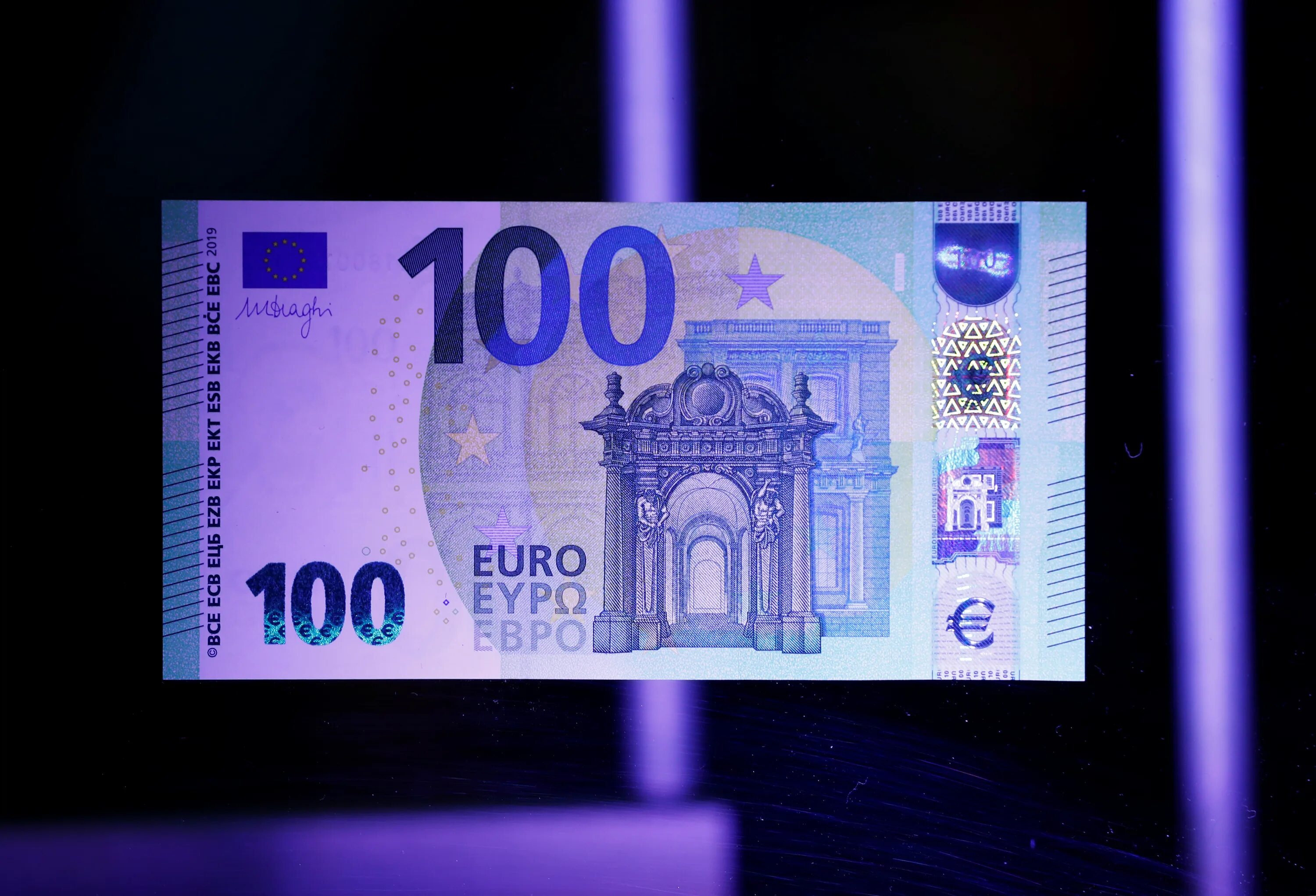 Банкноты 100 евро нового образца. Новая купюра 100 евро. Купюра 100 евро нового образца. Евро банкноты номинал 200. Евро старые купюры