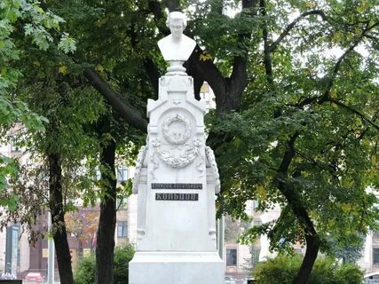 Памятники в сквере