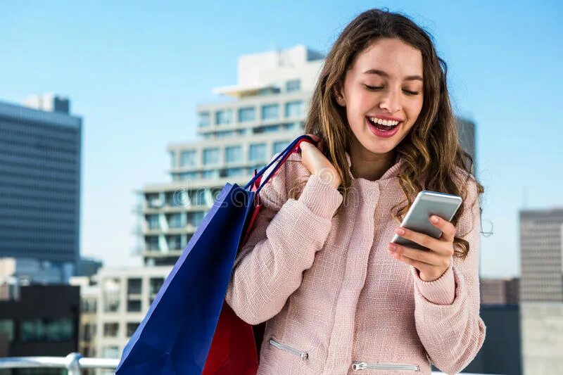 Девушка нажимает кнопку. Девушка нажимает на телефон. девушка нажимает на плей на телефоне. девушка пользуется телеграмом фото.