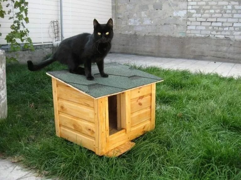 Домик для уличных кошек на зиму. Будка для кошки. Зимний домик для кошки на улице. Конура для кошки. Зимний домик для кошки.