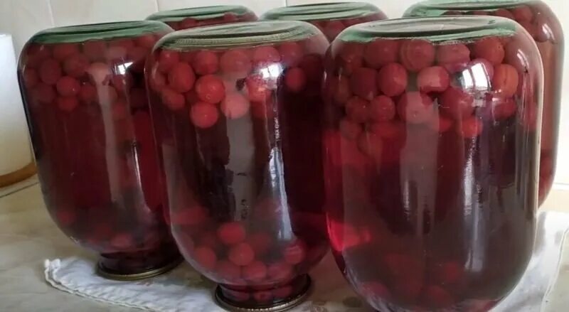 Компот из вишни на зиму стерилизация. Компот из черешни с косточками. компот из вишни. компот из черешни с косточками на зиму. компот из вишни с косточками.