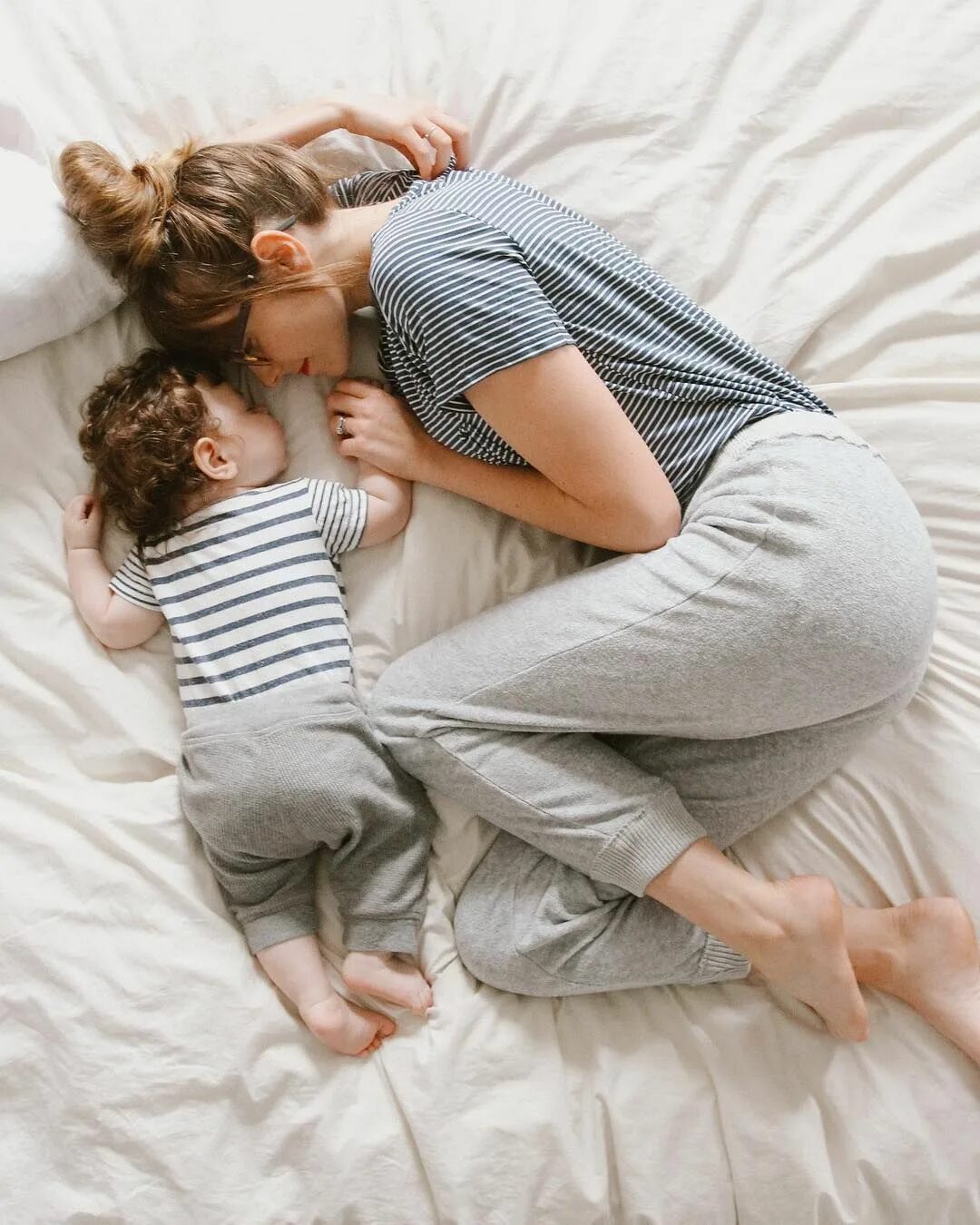 Real mom sleeps. Мом слип. Консультант по сну ребенка. Мом тач сон. Mother and Baby Sleep.