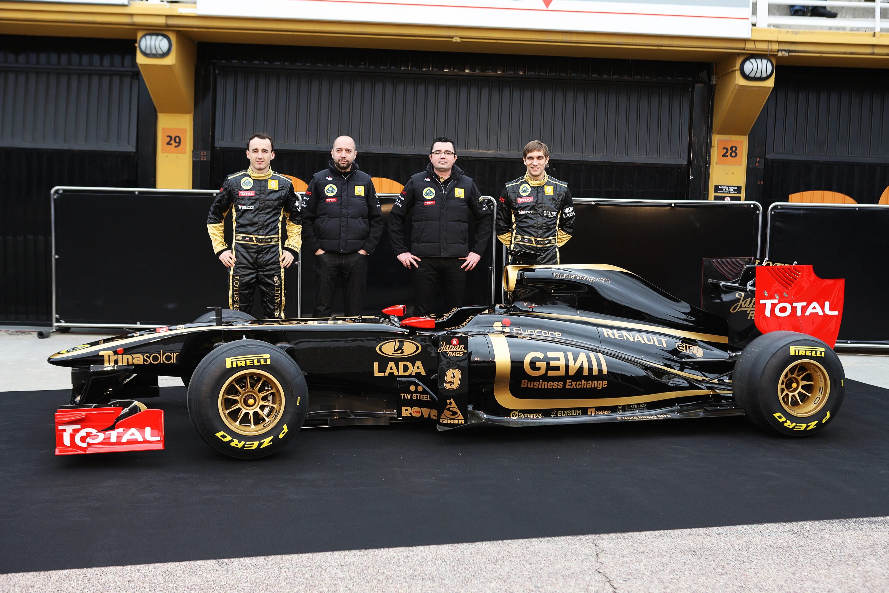 Лучший формула 1. Lotus Renault f1. Болид Lotus-Renault r31. Болид Lotus f1. Формула 1 Лотус Рено Болид.