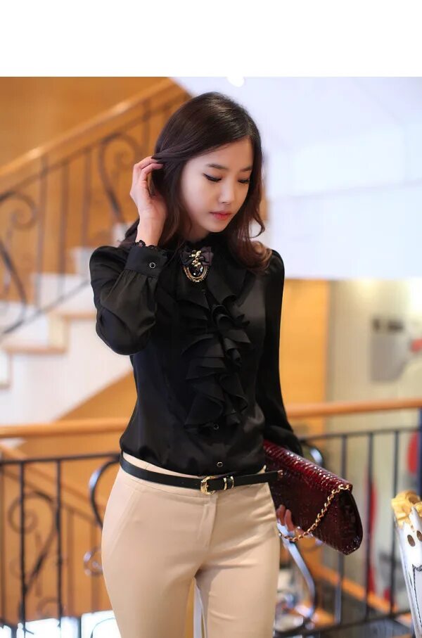 Черная блузка. Черные брюки с черной блузкой. Одеть черную блузку. Стильные образы с юбкой плиссе. Черная шифоновая блузка сочетание.