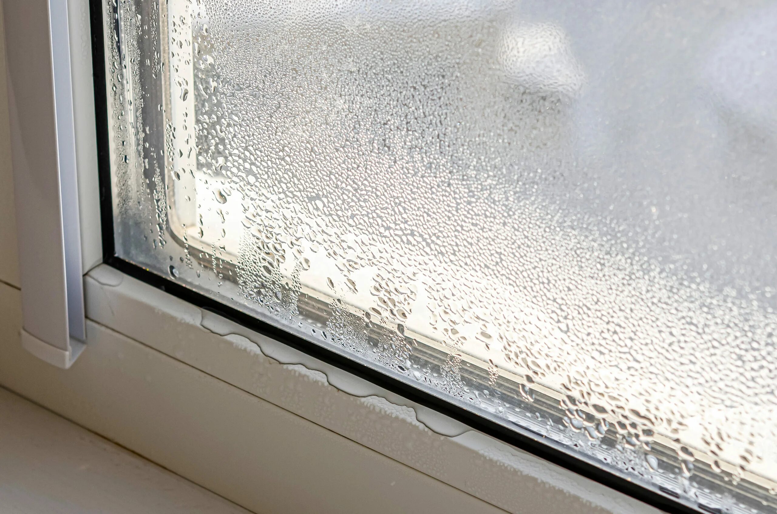Запотевают окна внутри дома. Колпачки конденсата на окнах. Конденсат на алюминиевых окнах на балконе. Fensterscheiben. Condensation Plastic Window.