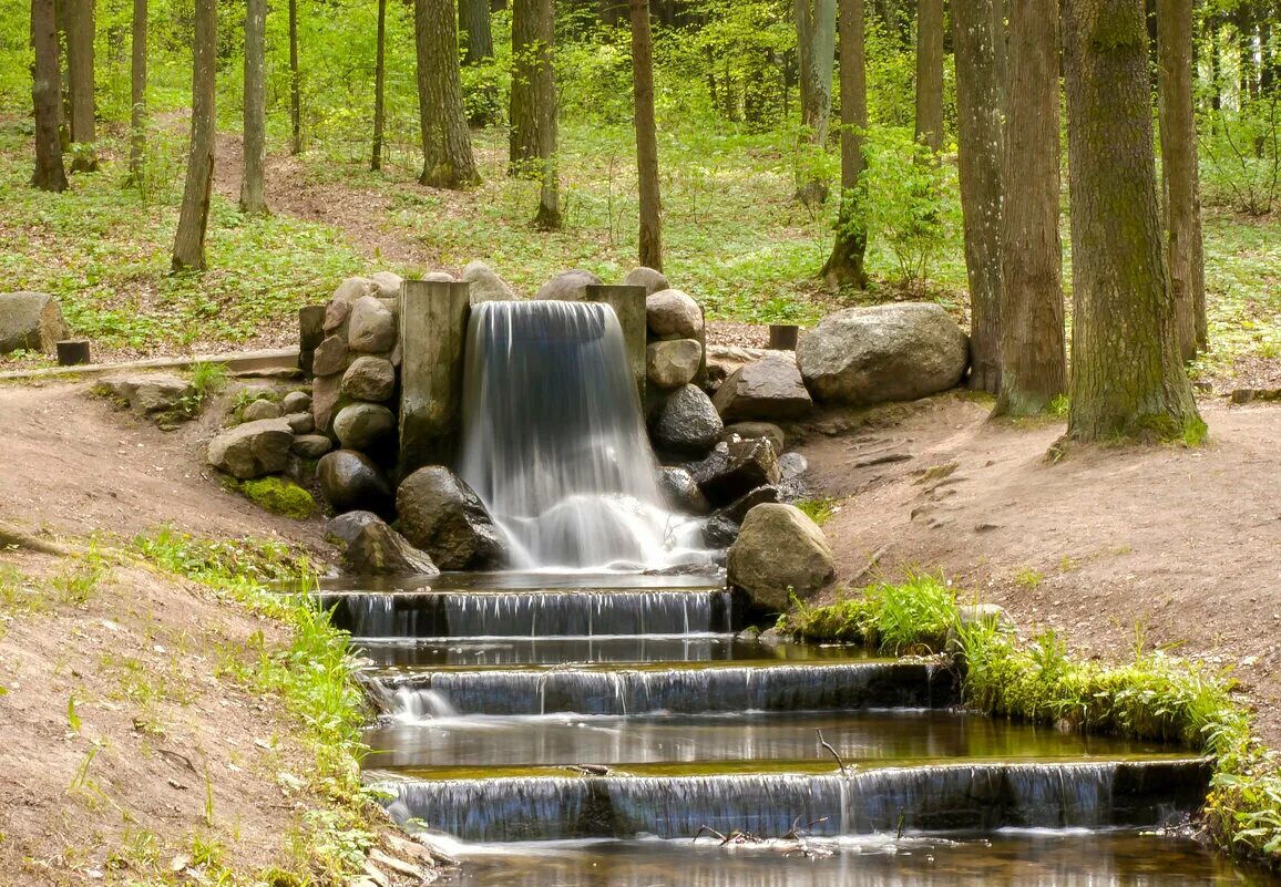 Анискин родник. Родник из под земли. Родник горной питьевой воды фиагдон. Вода выходит из земли. Вода выходит из земли.