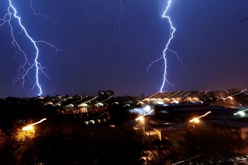 Молния красивые фото. Гроза. Красивая молния. Мощная гроза. Огни святого эльма природное явление.