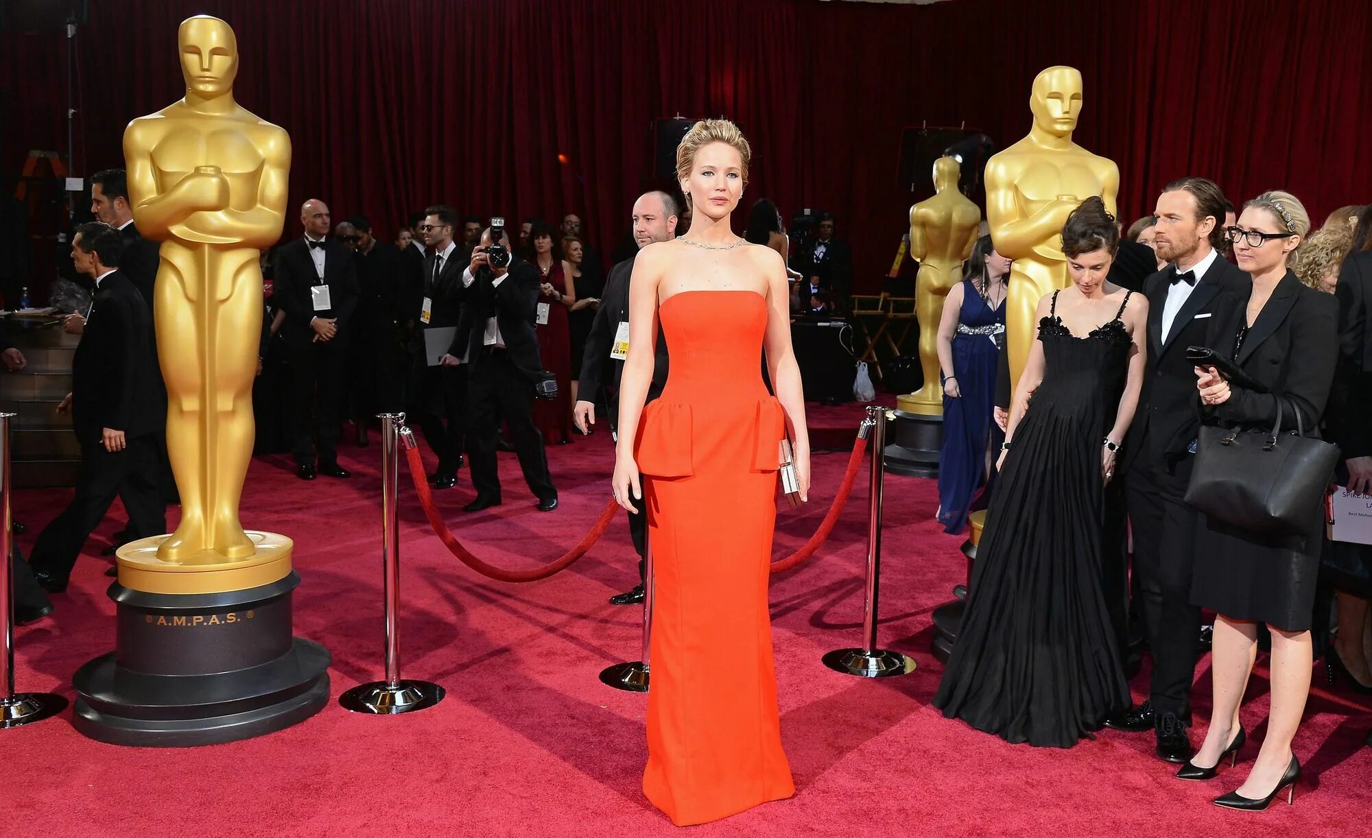 Премия 2013. Дженнифер лоуренс оскар 2014. рейчел уэлч на церемонии награждения оскар. оскар 2025 красная дорожка. премия оскар 2013 катценберг.