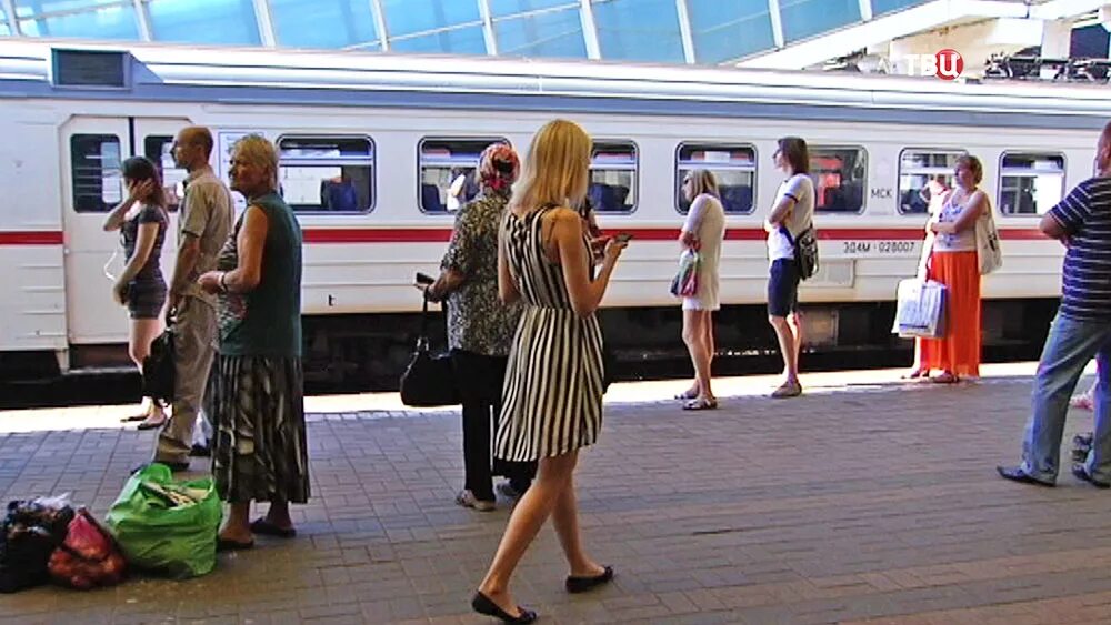 Ожидающий пассажир. Люди на вокзале. Пассажиры на перроне. Люди на ЖД вокзале. Люди на перроне вокзала.