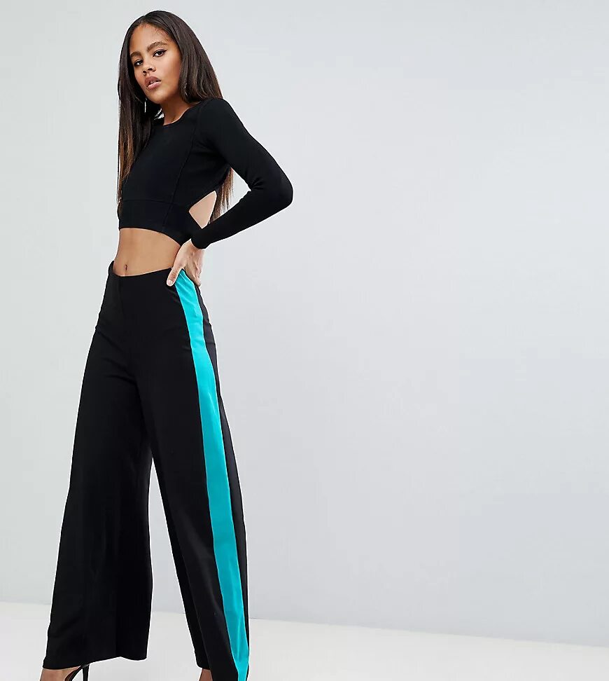 малиновые брюки широкие. модель cassidy heights. брюки с высокой талией женские. высокая крупная женщина. штаны с широкими штанинами.