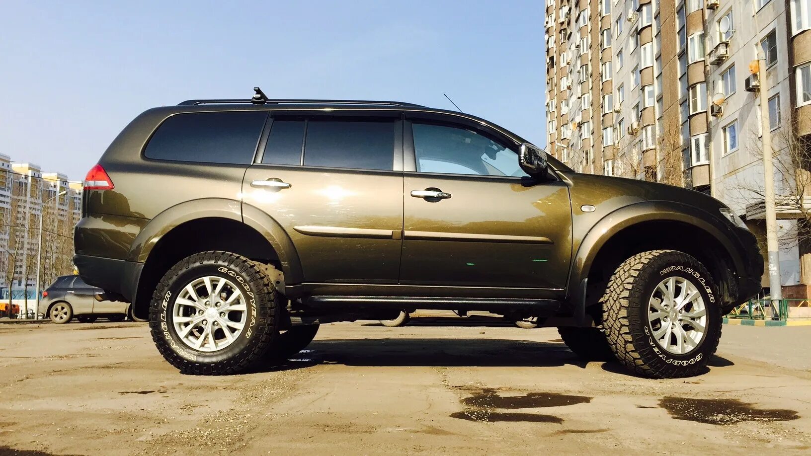 Mitsubishi montero sport 33 колеса. Mitsubishi pajero sport 2 32 колеса. Паджеро спорт 2014 диски. Диски pajero sport 2. 285 70 17 паджеро спорт 2.