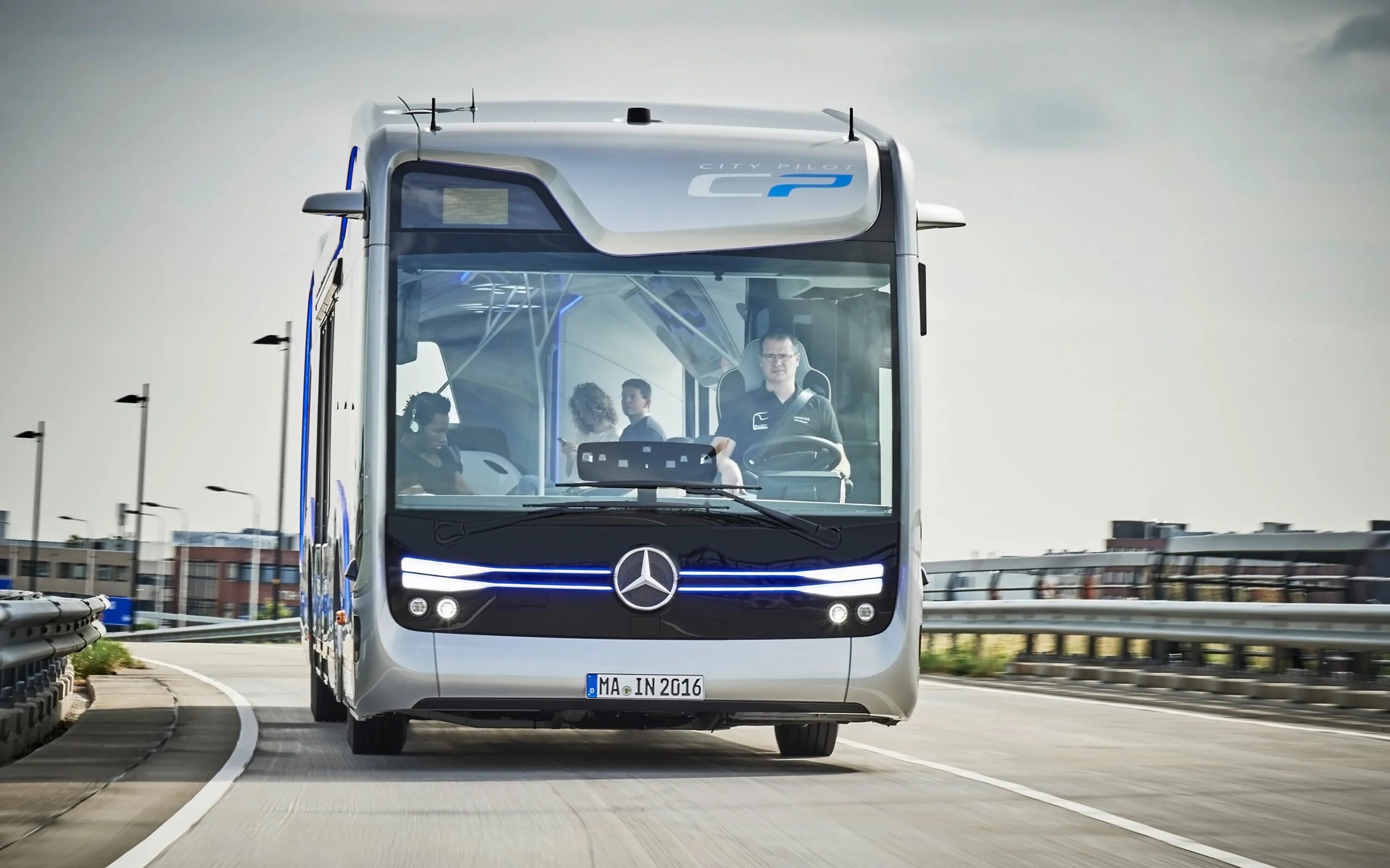 Движение электробусов видео. Mercedes-Benz Future Bus. Мерседес Future Bus. Электробус Мерседес. Bus «Mercedes-Benz» 2021.