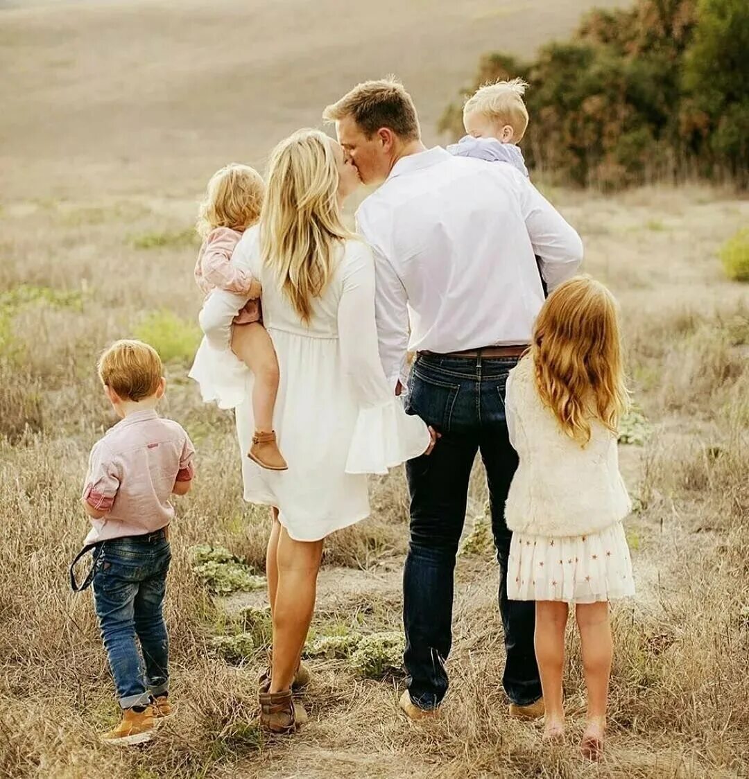 Счастливая семья с подростком. Семейная фотосессия с тремя мальчиками. 1 папа и 2 девочки. Семья с 3 детьми. Семья с тремя детьми.