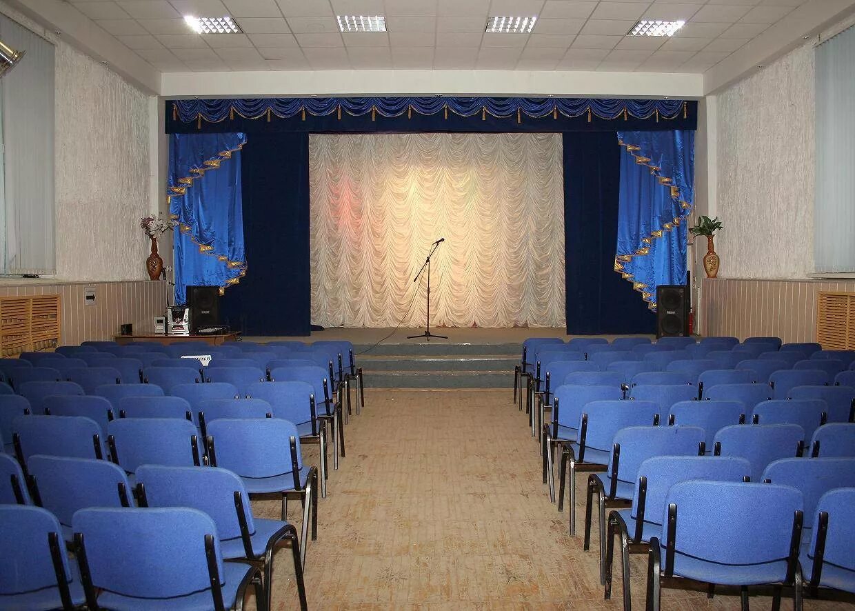Описание актового зала. Актовый зал в балашихинском лицее. Актовый зал брянск 44. Мидис челябинск актовый зал. Бордовые шторы в актовый зал.