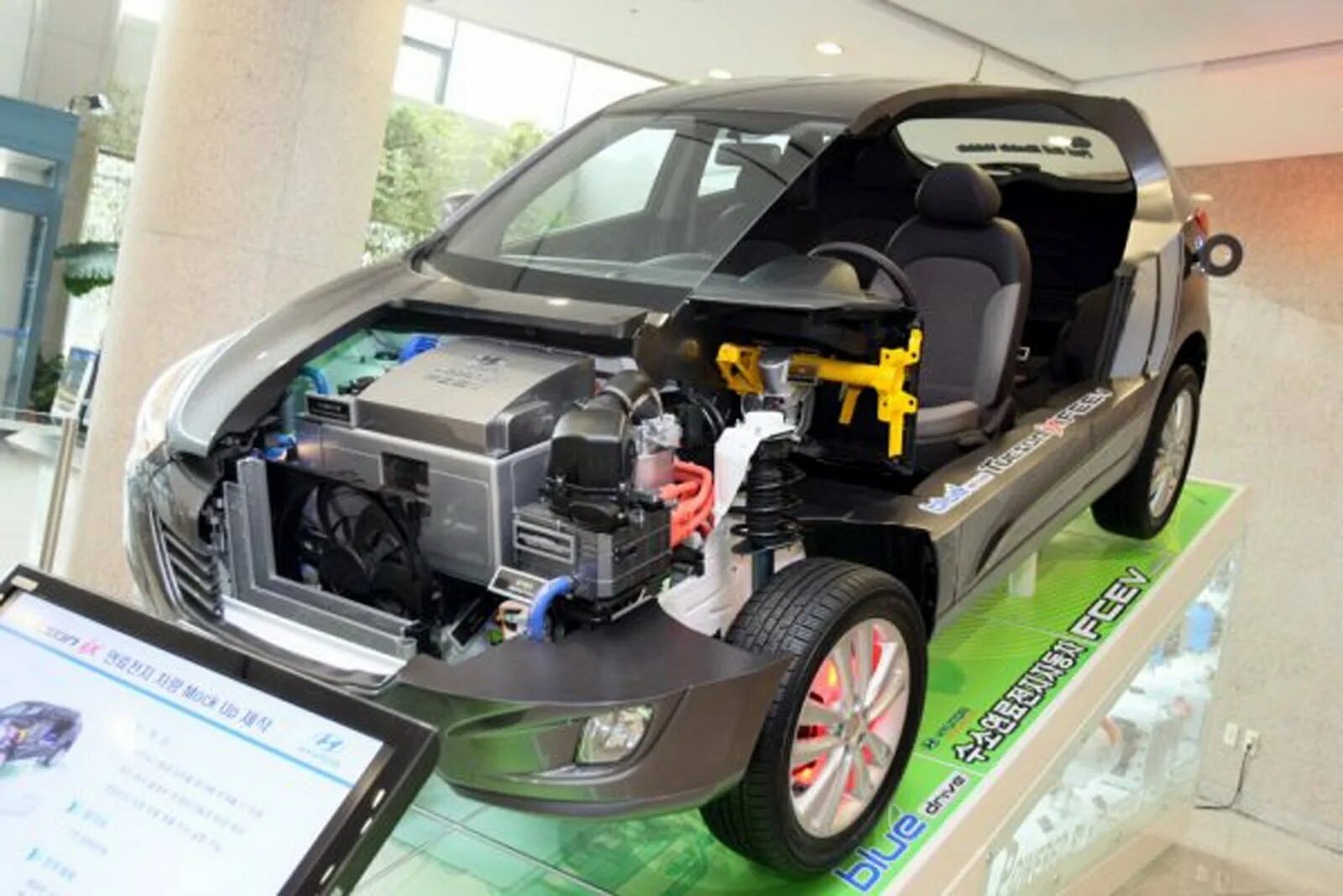 Автомобиль почему о. Hyundai fuel Cell. Hyundai водородный двигатель. Hyundai Tucson FCEV. Hyundai hydrogen fuel Cell.
