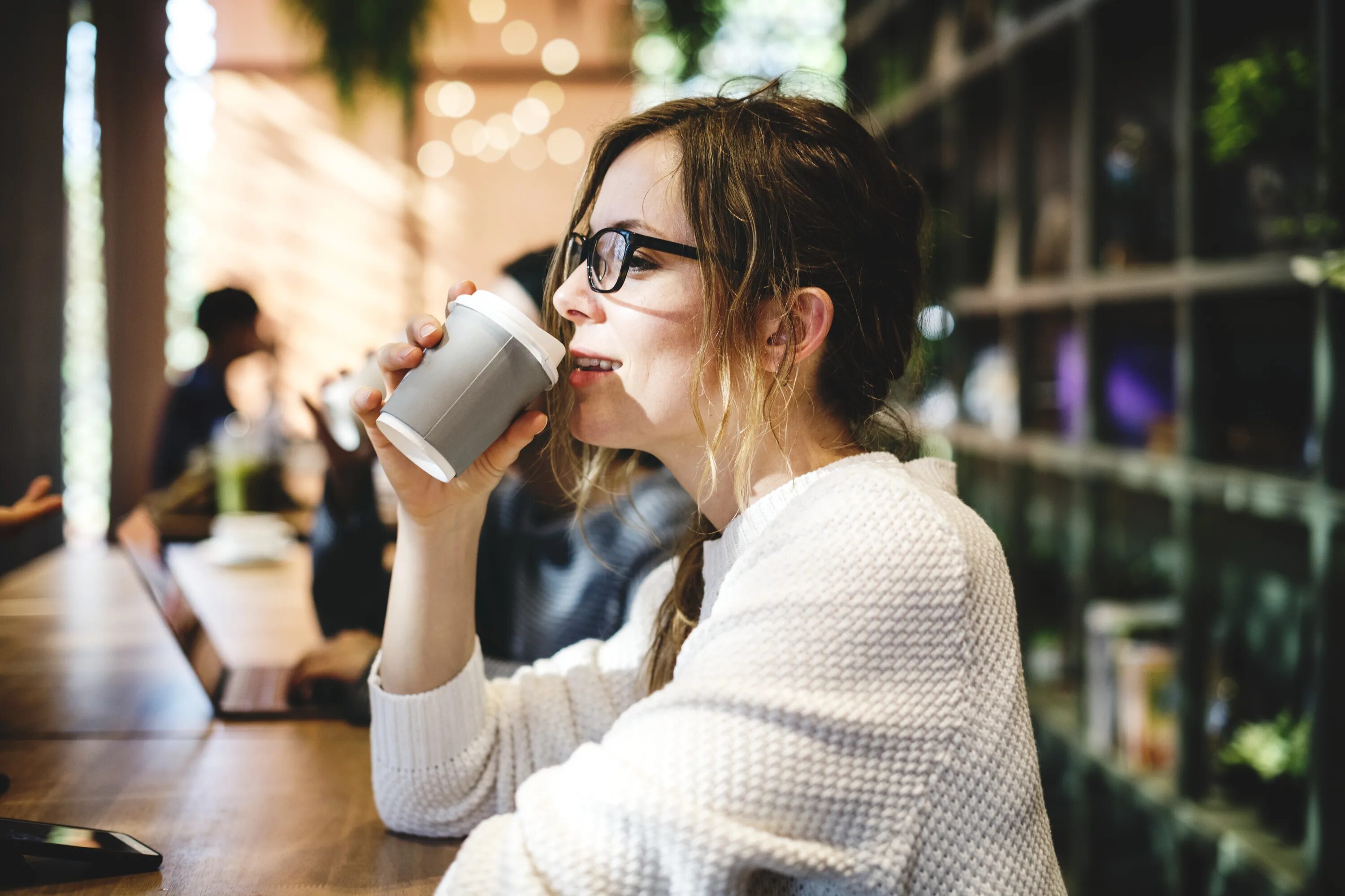 Do i drink coffee. Девушка с кофе. Девушка в кофейне. Пить кофе. Девушка со стаканчиком кофе.