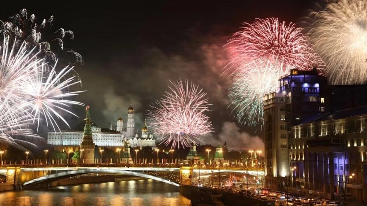 Салюты новой москвы. Салюты новой москвы. Салют победы на красной площади. Салюты новой москвы. Салют в новогоднюю ночь в москве.