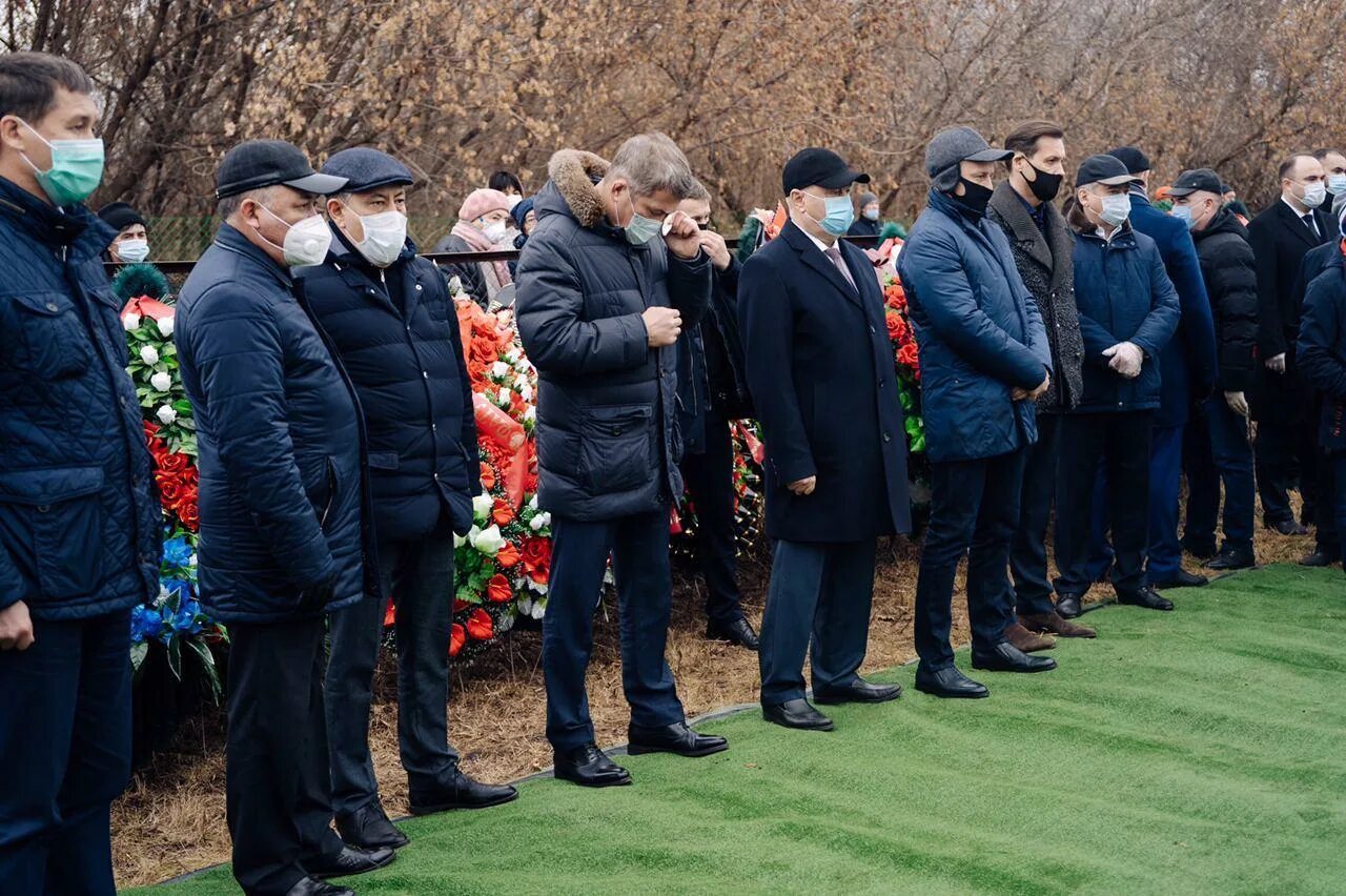 В уфе похоронили. Похороны мэра Уфы Ульфата Мустафина. Похороны Ульфата Мустафина. Ульфат Мустафин похороны. Похороны Ульфата Маганова.