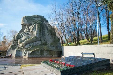 Что написано на мамаевом кургане постаменте бойца