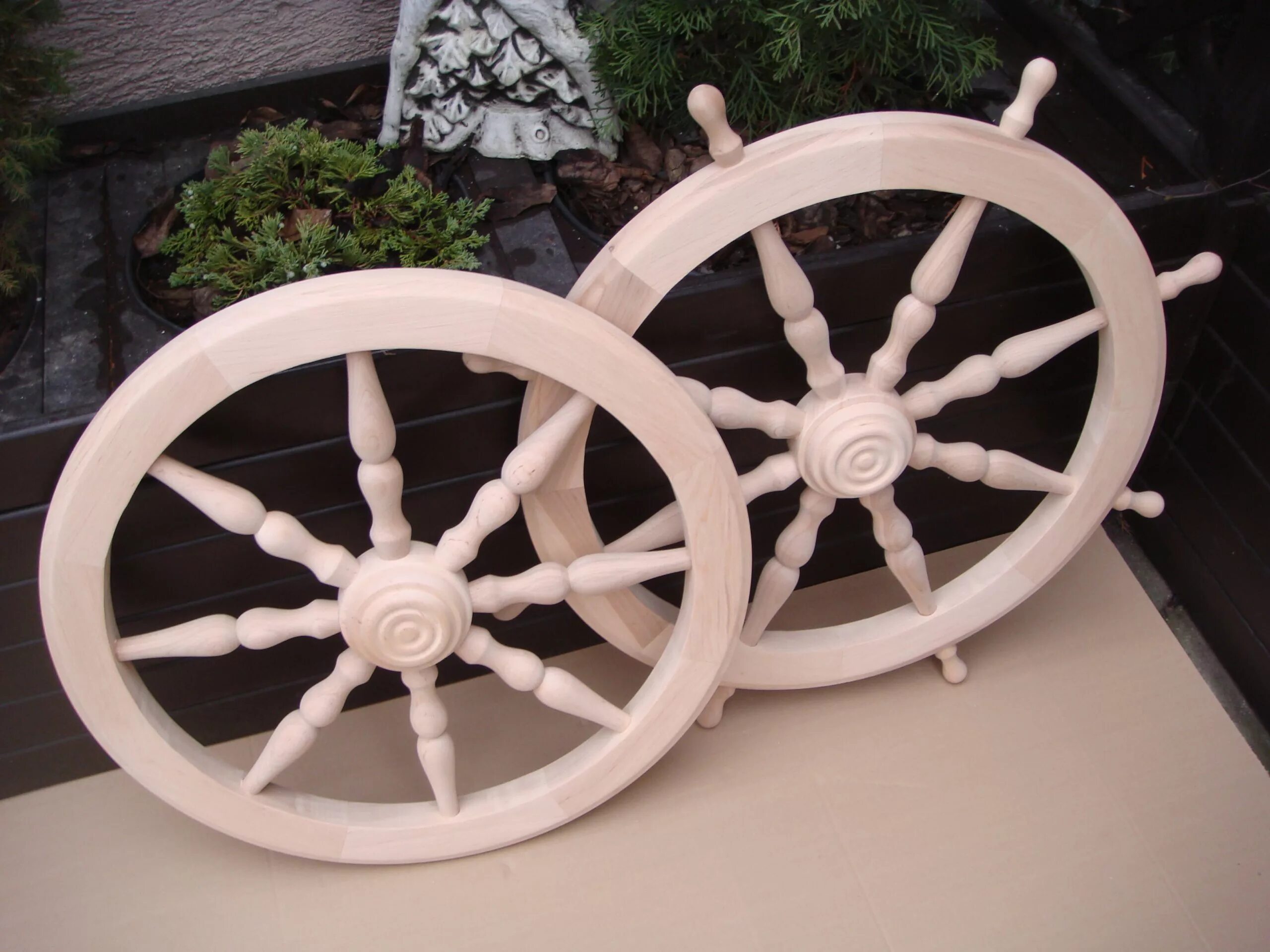 Декоративные колеса для телеги. Колесо от телеги деревянное. Колесо из дерева. Декоративное колесо из дерева.