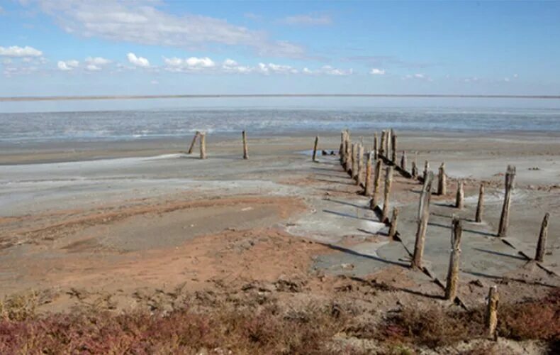 Мелеющее море в средней азии. Озеро мелеет. азовское море засуха. соленое озеро. озеро урмия иран.