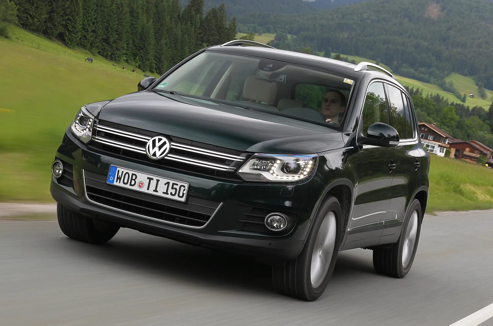 Фольксваген стоит. Tiguan. Фольксваген Tiguan. Кроссовер Фольксваген Тигуан. Volkswagen Tiguan i (2007 - 2016).