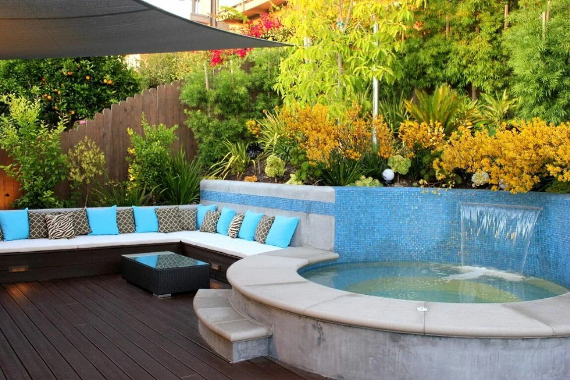 Красивый бассейн на участке. Бассейн на даче. Бассейн на участке. Бассейн с шезлонгами на участке. Зона бассейна.