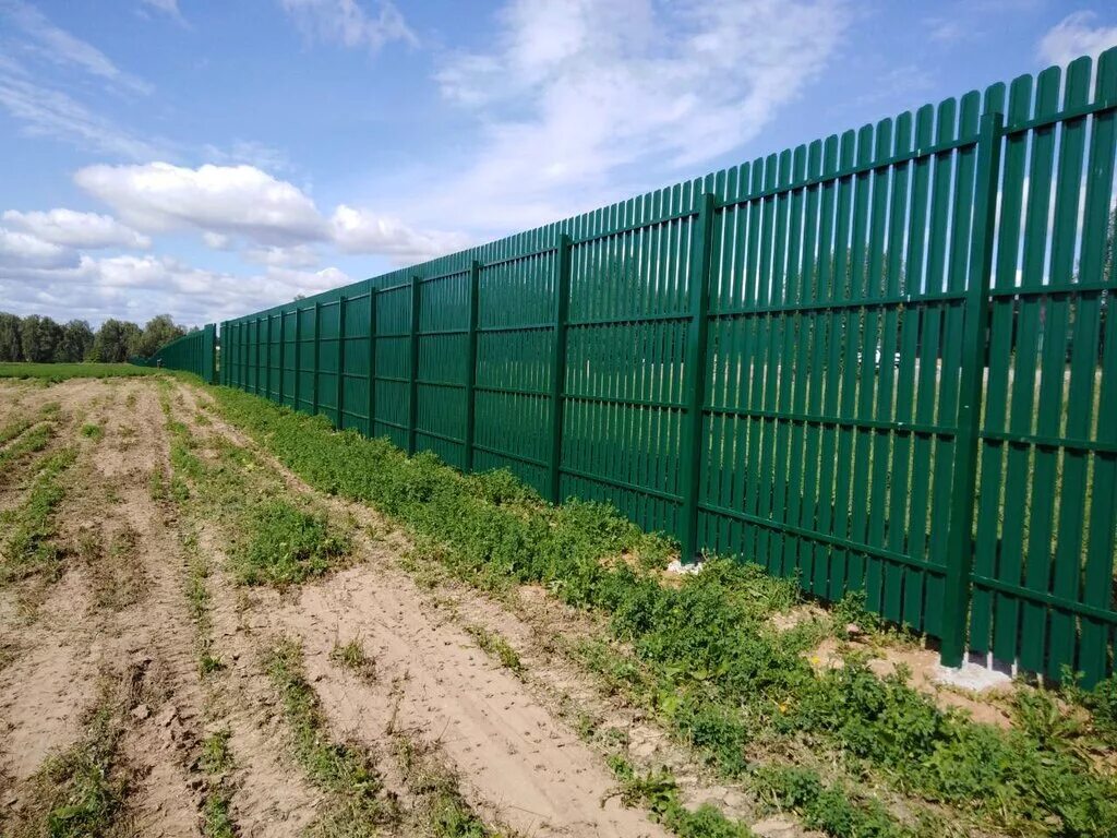 Строительство заборов в московской области. Забор. Строительный забор. Забор на стройке. Постройка забора.