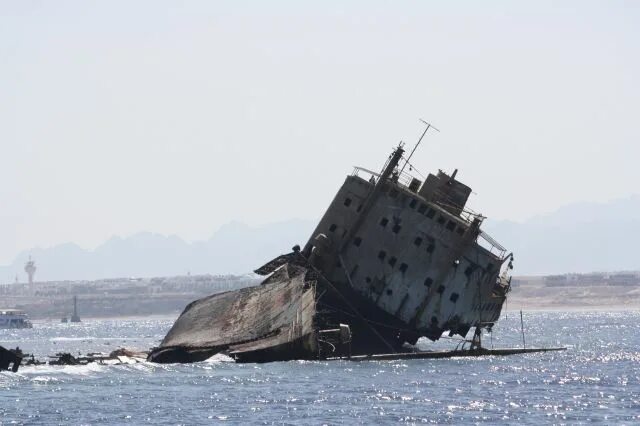 Подбитый американский корабль красное море. Оленегорский корабль подбит. USM подбит корабль. Подбитый корабль зв. Подбитый корабль в черном море российский сегодня