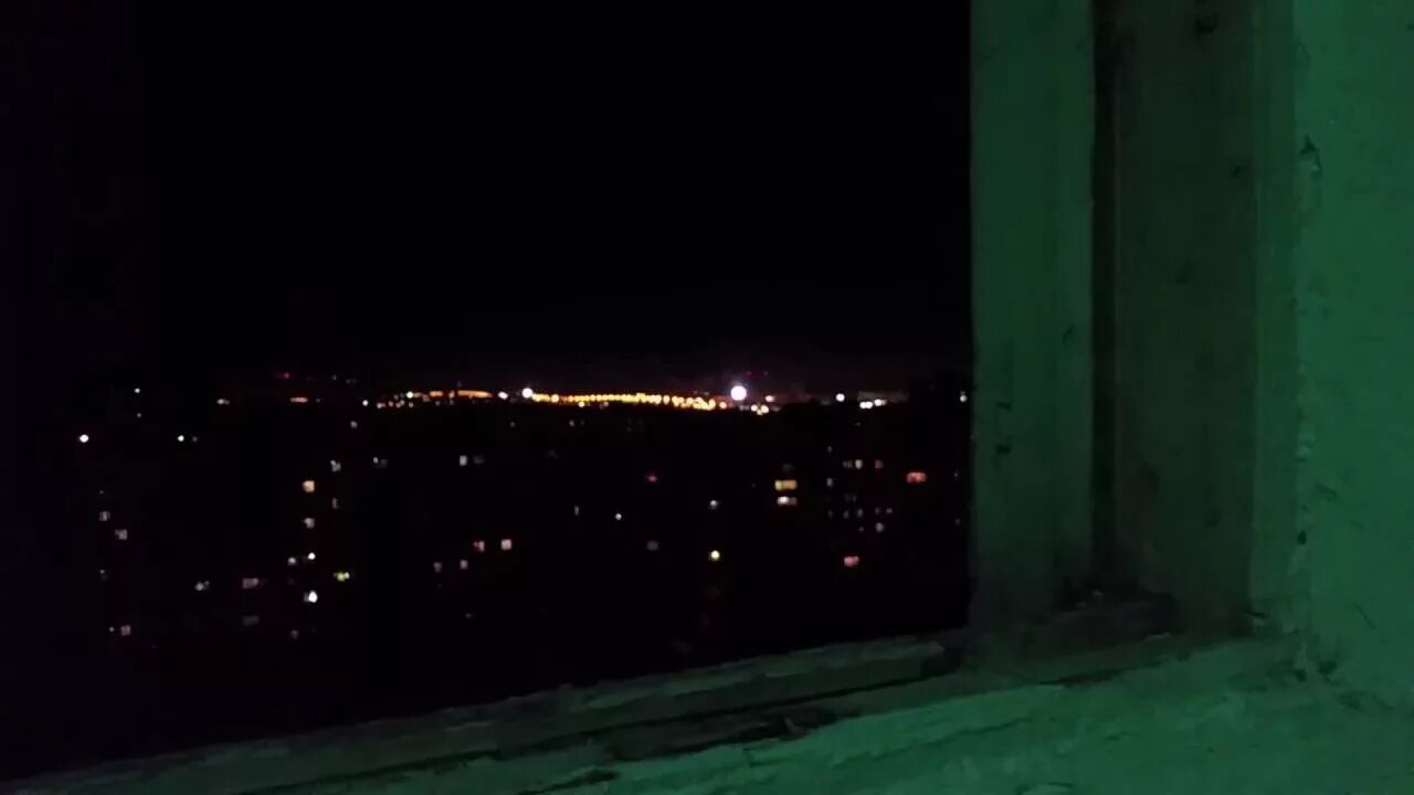Орут ночью под окнами. Многоэтажный дом ночью. вид из больницы из окна ночью. открытое окно ночью. вид из окна 5 этажа.
