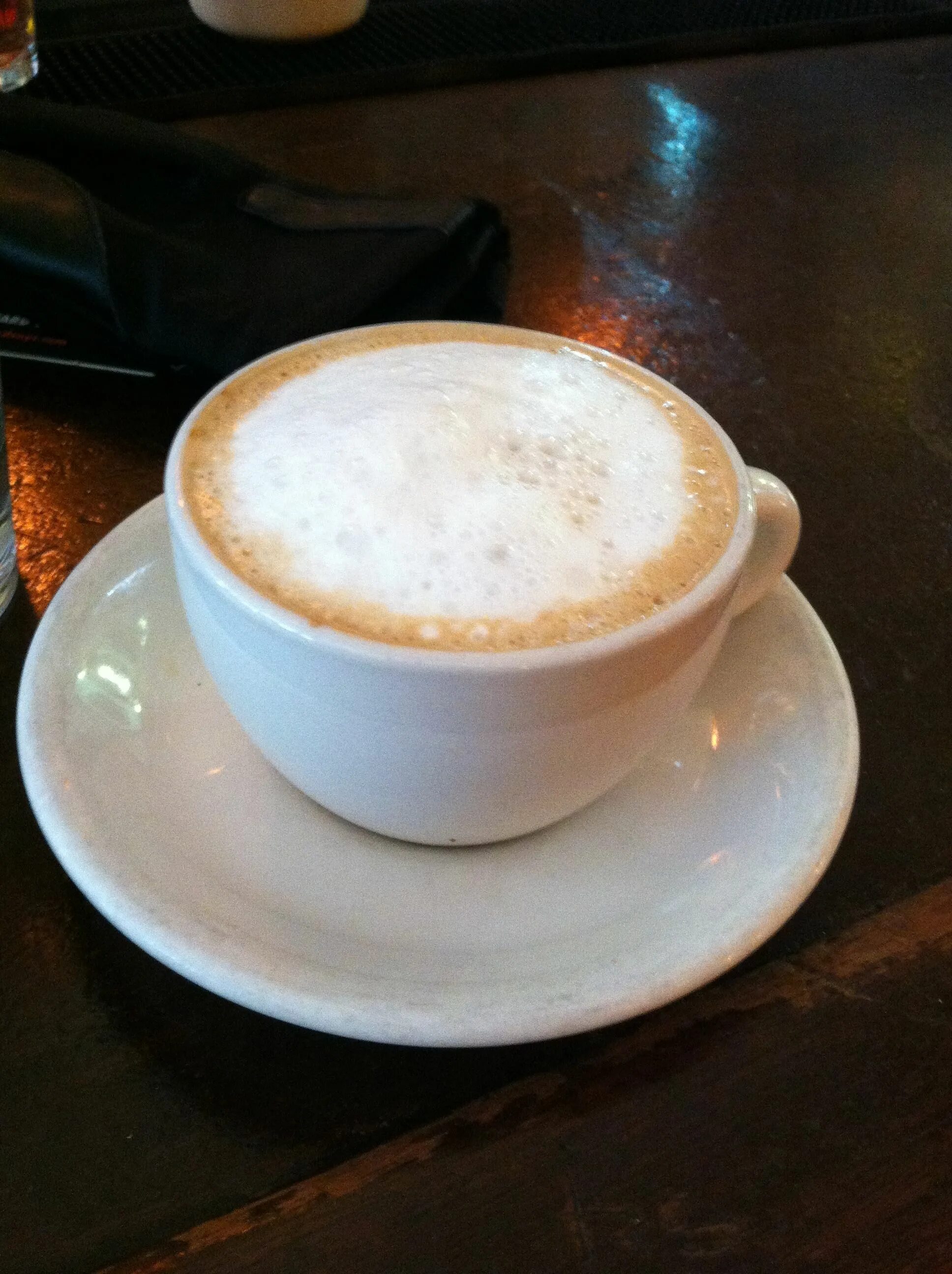 Чашка кофе с молоком. Кофе в зернах «капучино». Кофе капучино. Капучино кофеин. Кружка кофе капучино.