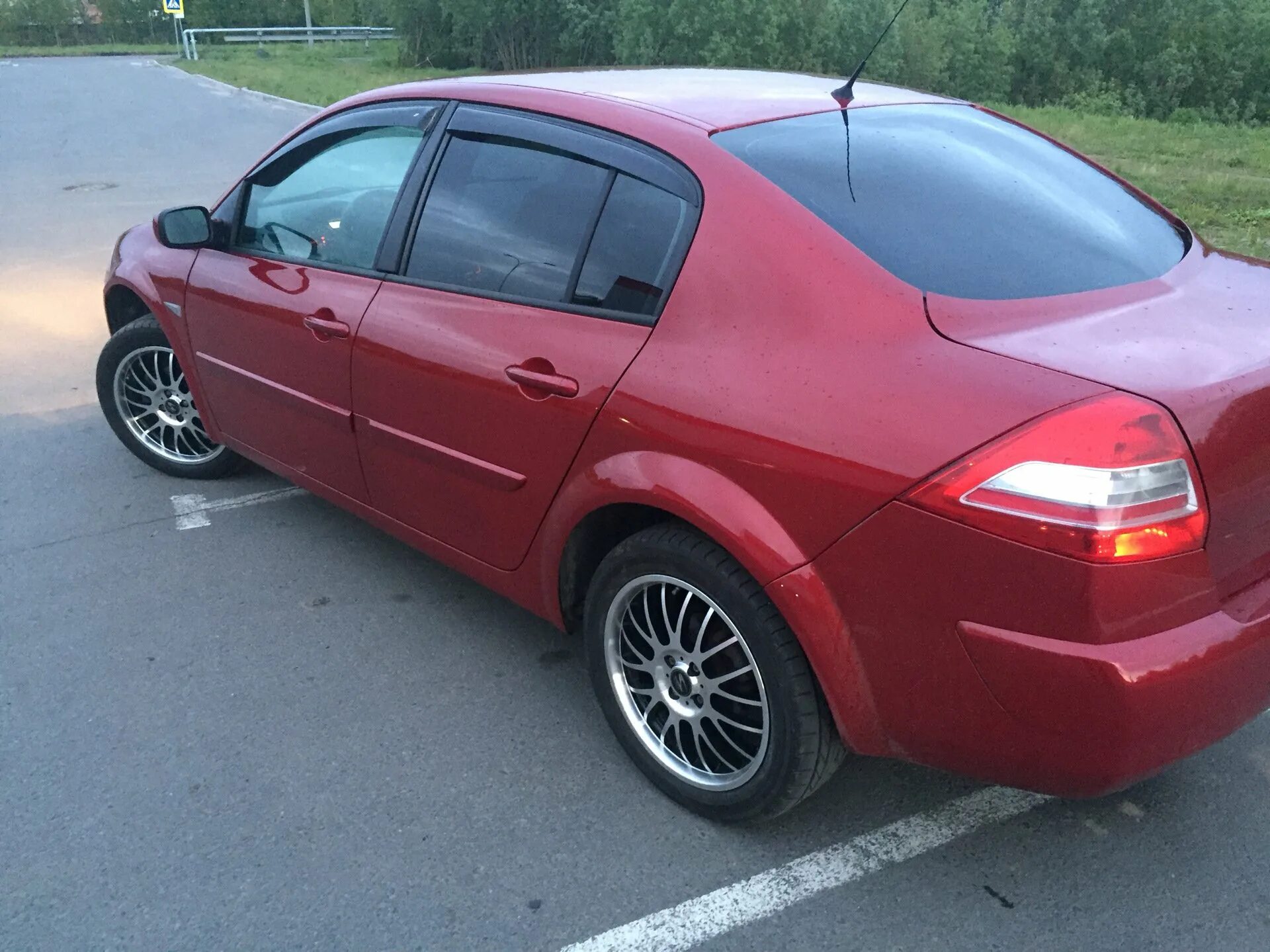 Megane диски. Меган 2 на литье. Renault Megane 2 r17. Рено Меган 2 на 17 дисках. Рено Меган 2 красный.