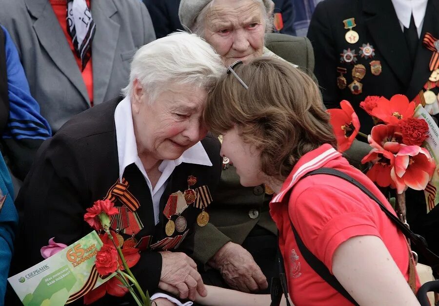 9 мая участники вов. Цветы ветеранам. Ветераны Великой Отечественной войны. День Победы ветераны. День Победы ветераны и дети.