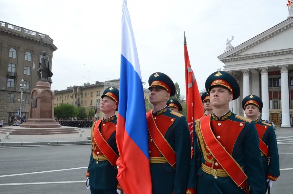 Вынос Знамени Победы на красной площади 2021. Знамя Победы на параде в Москве. 9 Мая парад Знамя Победы Москва. Парад 9 мая знаменная группа. Флаг вынести