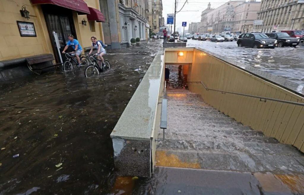 После дождя завелся. Подтопления в Москве. Потоп в Москве. Затопление Москвы. Ливень в Москве.