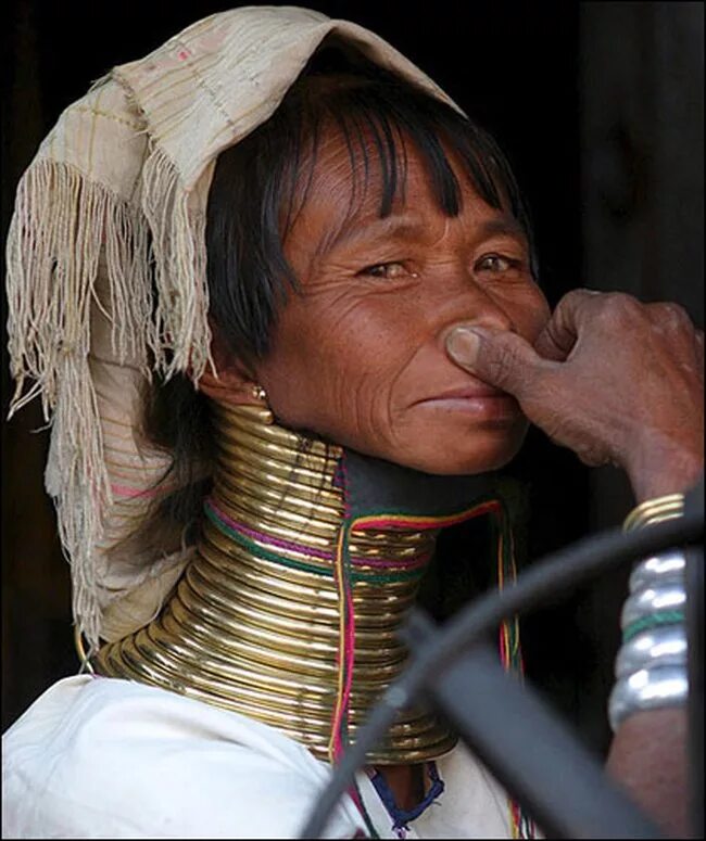 Женщины племени Падаунг. Длинная шея у женщин. Самая длинная шея у женщины.