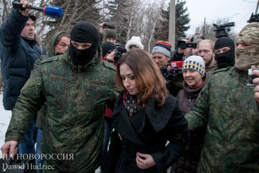 Пленные украинские женщины. Пленная украинская военная женщина. Пленные украинки женщины всу. Украинские девушки военнослужащие в плену. Пленная украинская военная женщина.