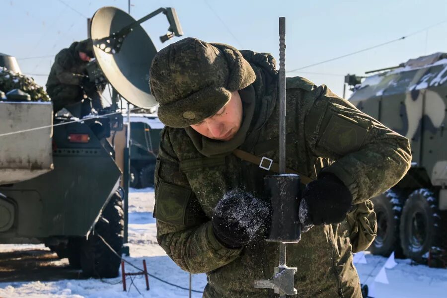 Лучшие военная связь. Станция спутниковой связи р-439-мд2. Войска связи вс РФ. Связисты на учениях. Современная Военная связь.