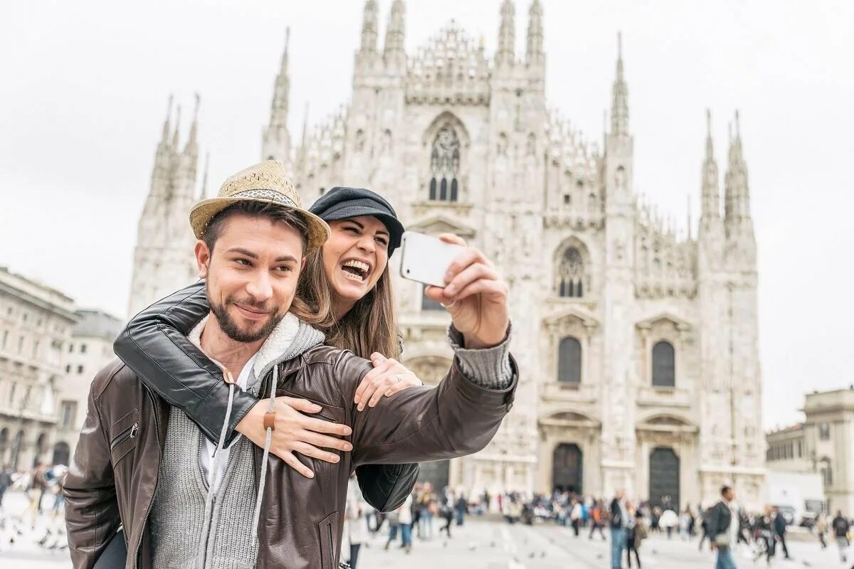 Время и место будут известны. Туристы в Милане. Италия и итальянцы. Люди в Милане. Туристы в Европе.